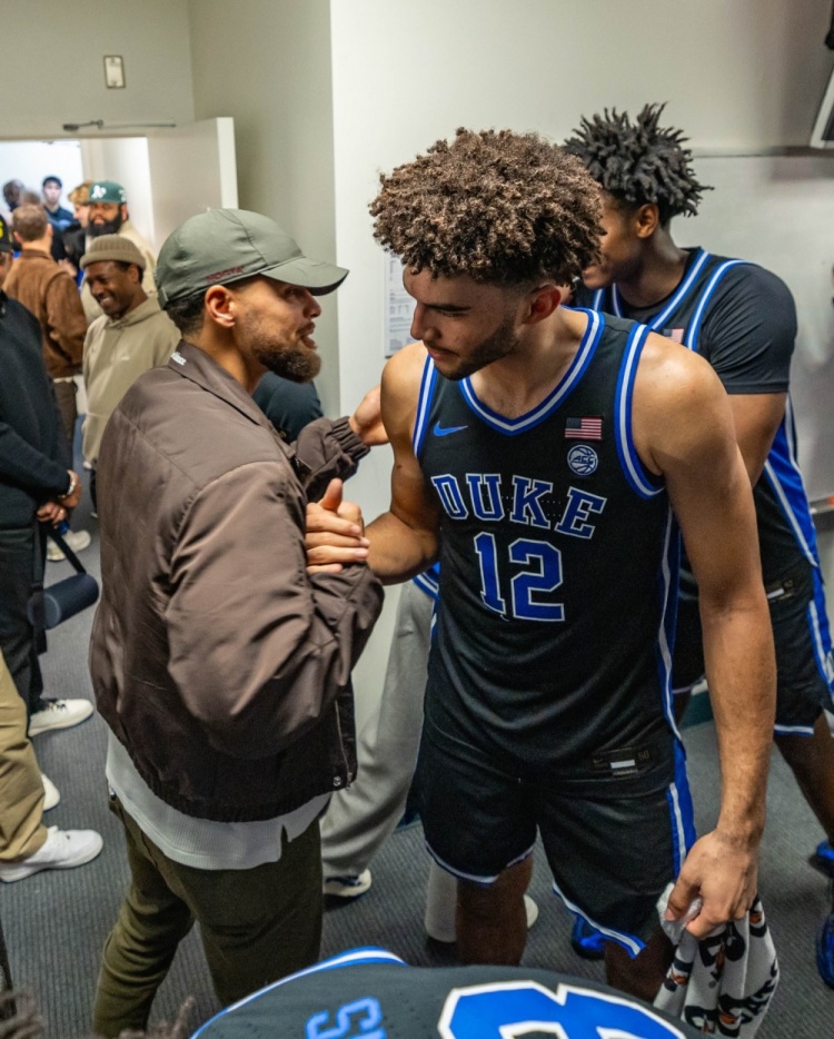 库里父子探访杜克男篮更衣室！斯蒂芬与热门秀卡梅隆·布泽尔同框