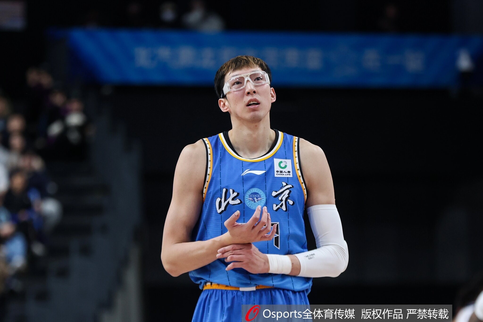 狗子28官网-高效终结！周琦半场3中3拿到9分3板2助2断 正负值+8